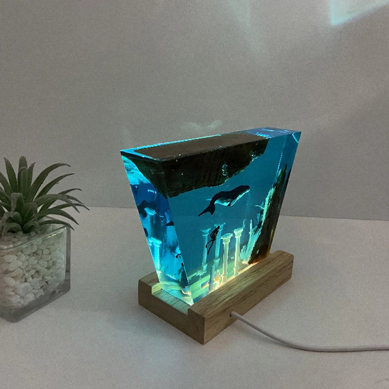 Pillars Whale and DIver Underwater Resin Table Light